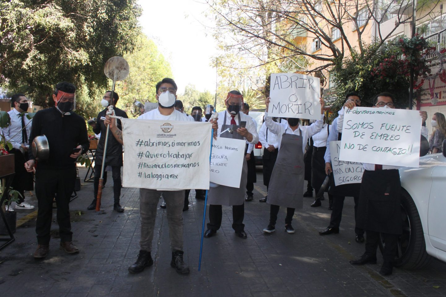 Al grito de “déjenos trabajar” meseros se manifiestan ante semáforo rojo