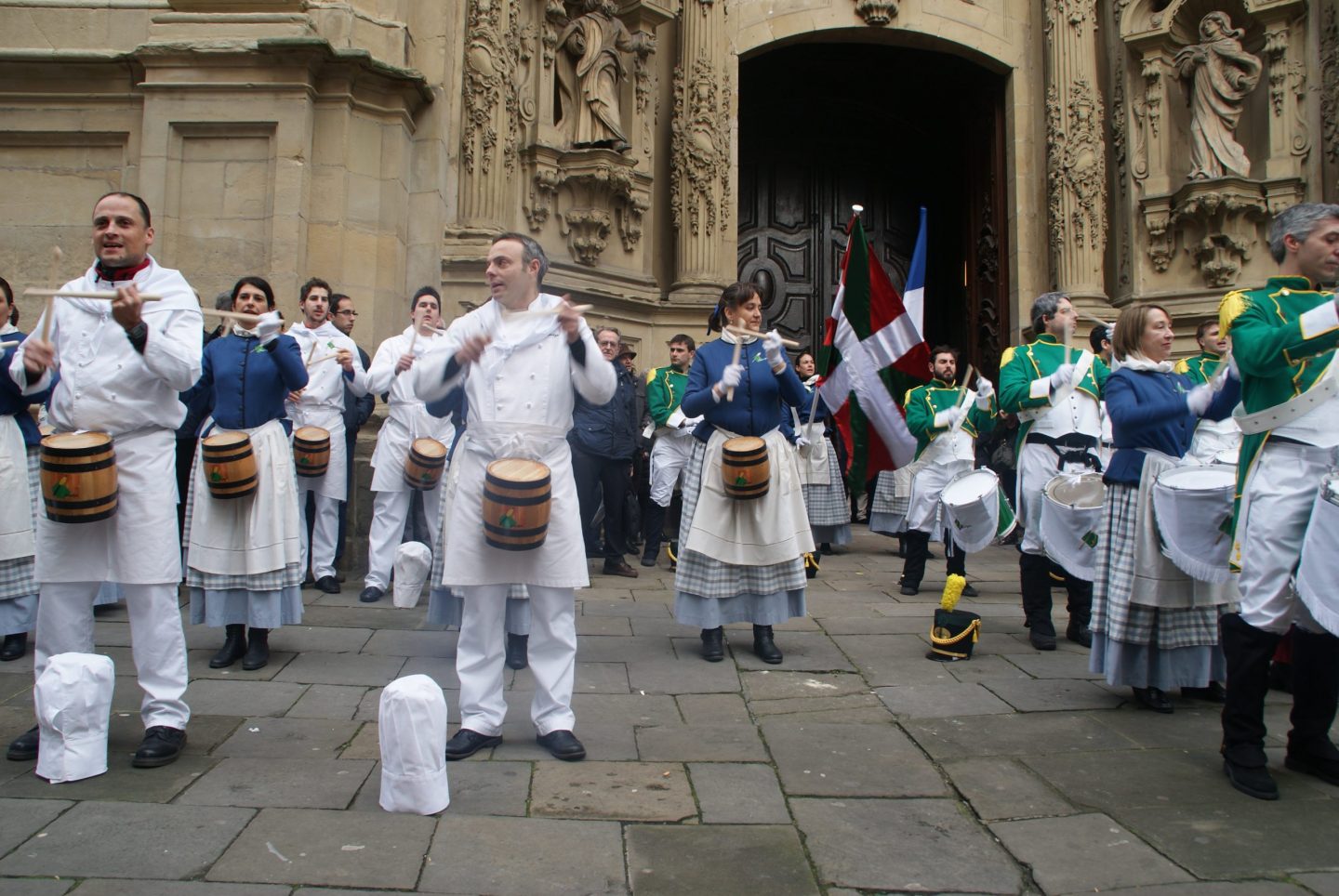 La tamborrada: una fiesta en la que todos se visten ¡De cocineros!