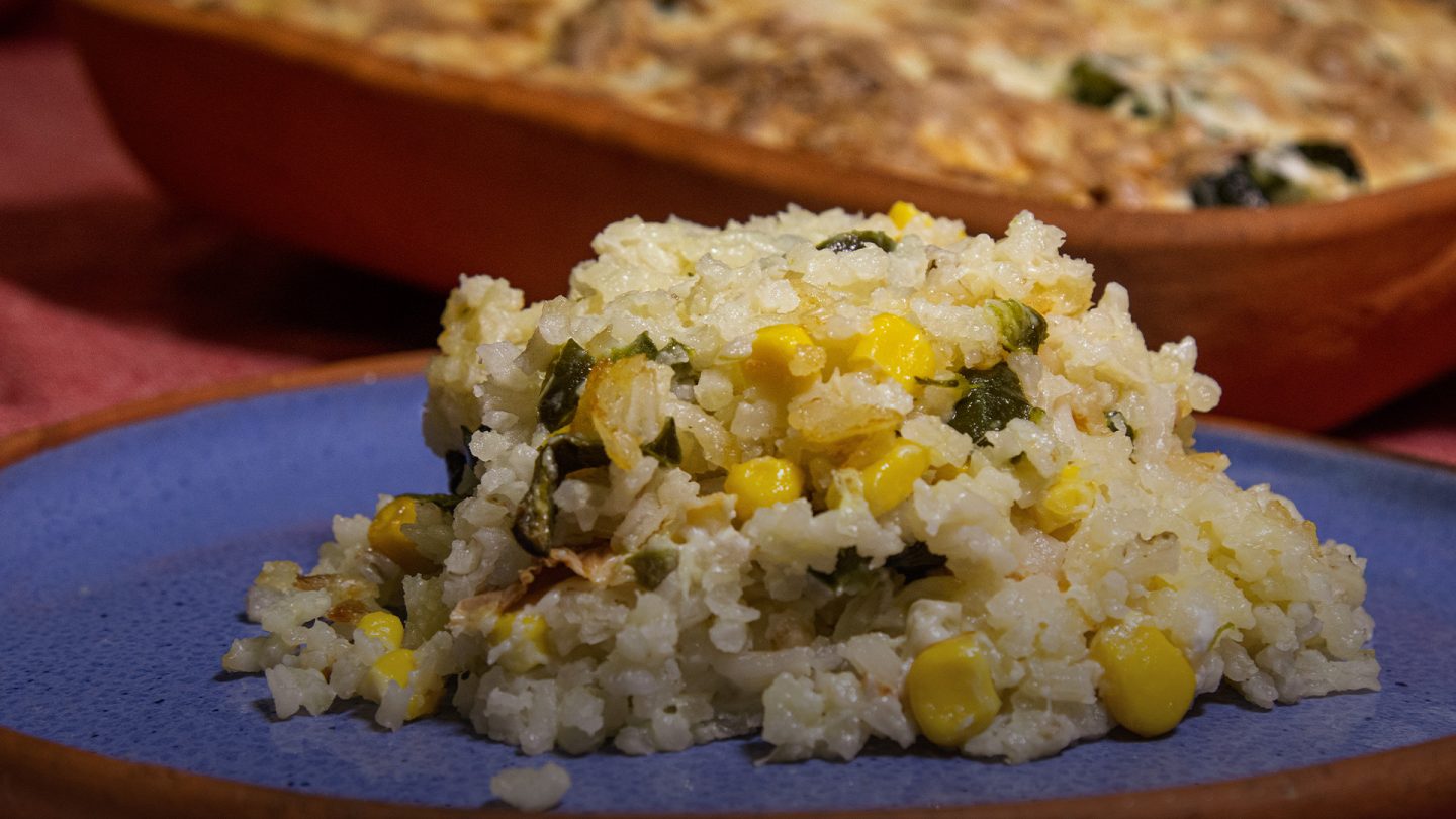 Receta de arroz al horno con queso, poblano y granos de elote