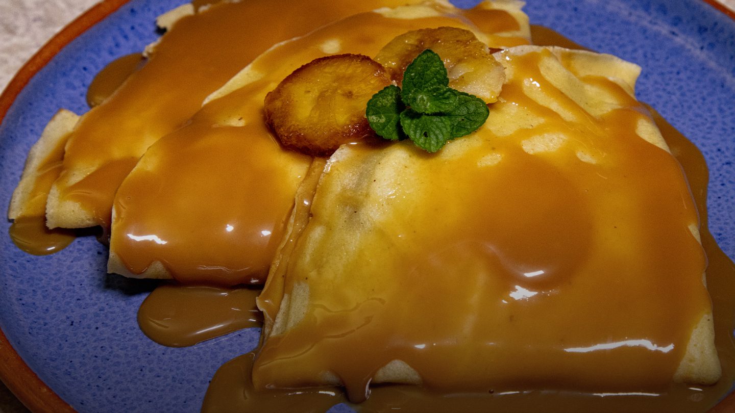Fácil y delicioso: receta de crepas con cajeta y plátanos caramelizados