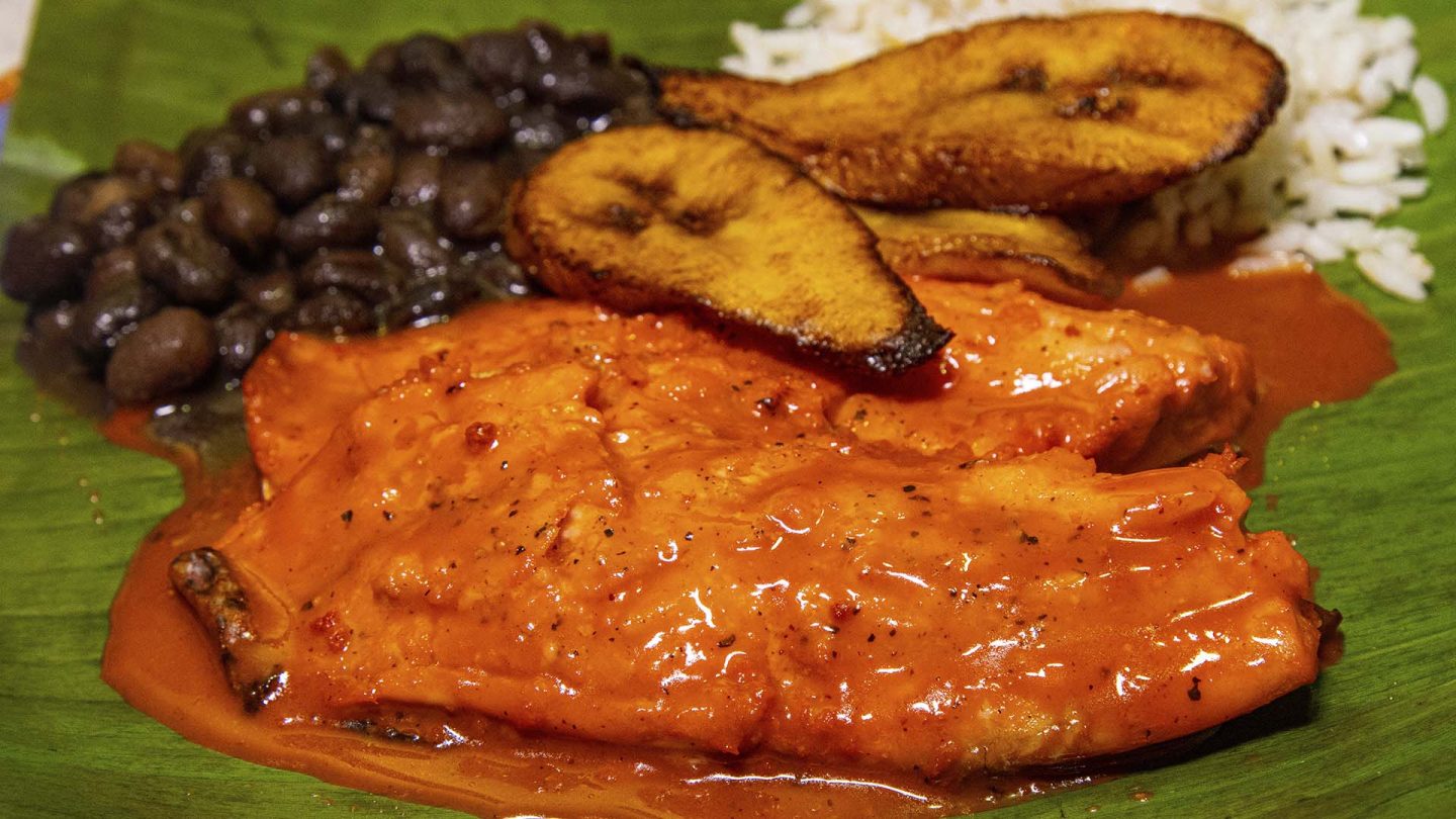 Receta de pescado al achiote con plátanos fritos