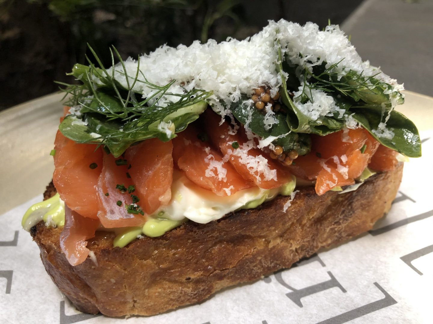 Receta de tostada de trucha salmonada con aguacate