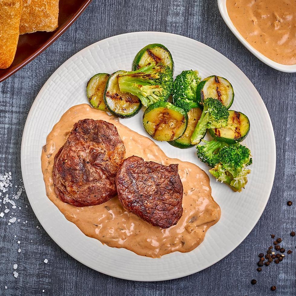 Medallones con salsa de hongos a las finas hierbas para festejar a mamá