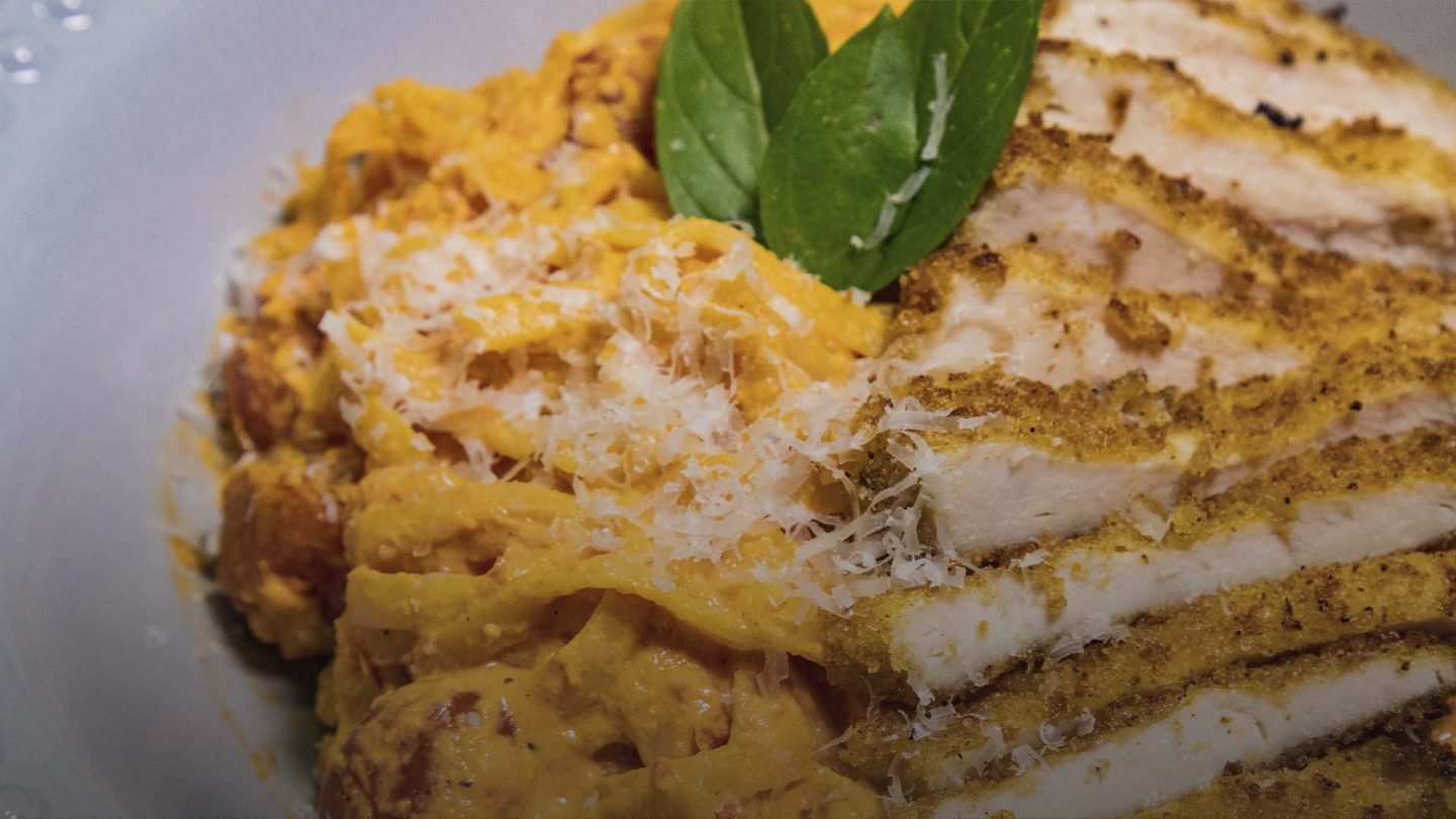 Receta: pasta cremosa de tomate con pechuga a la parmesana