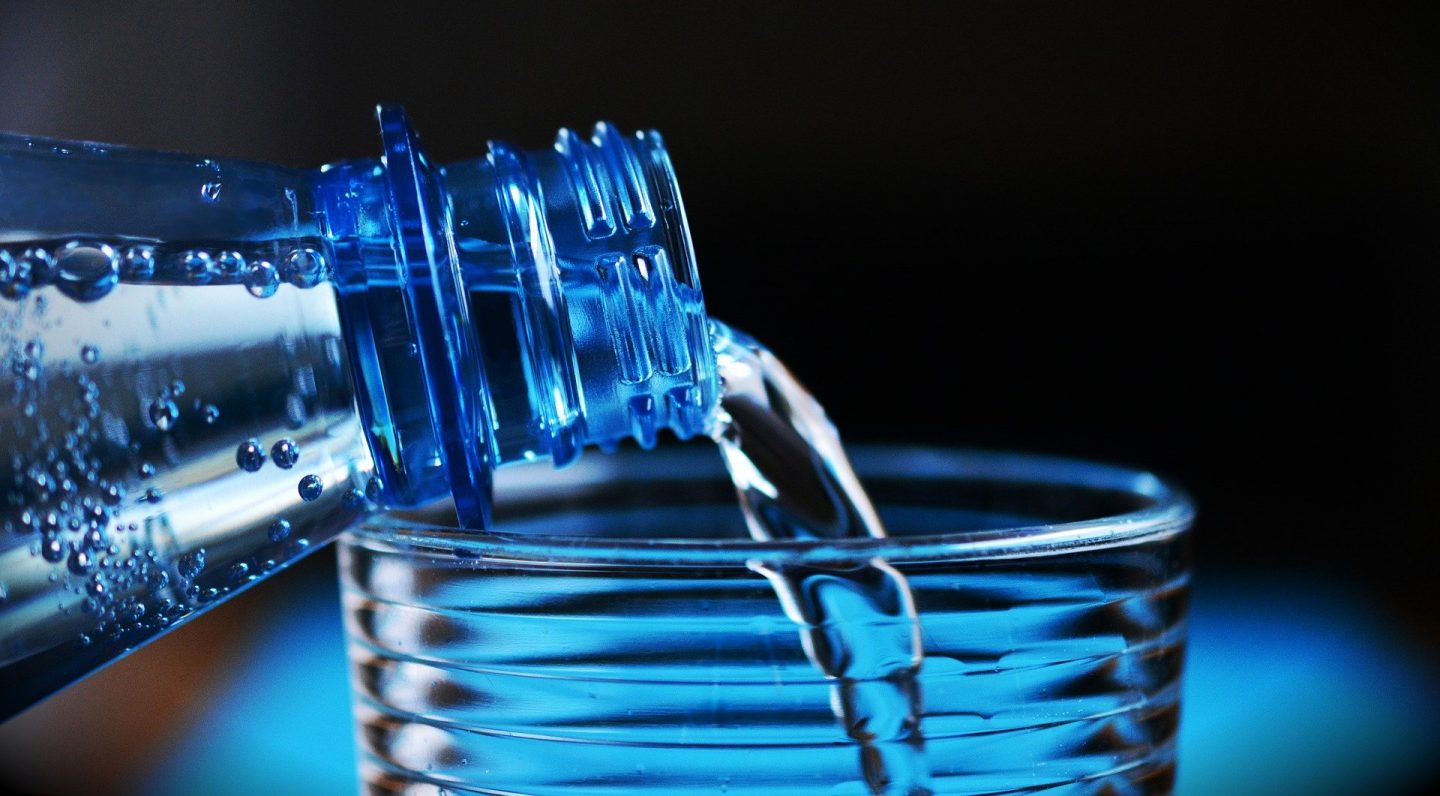 ¿Agua alcalina? Te contamos de sus características y beneficios