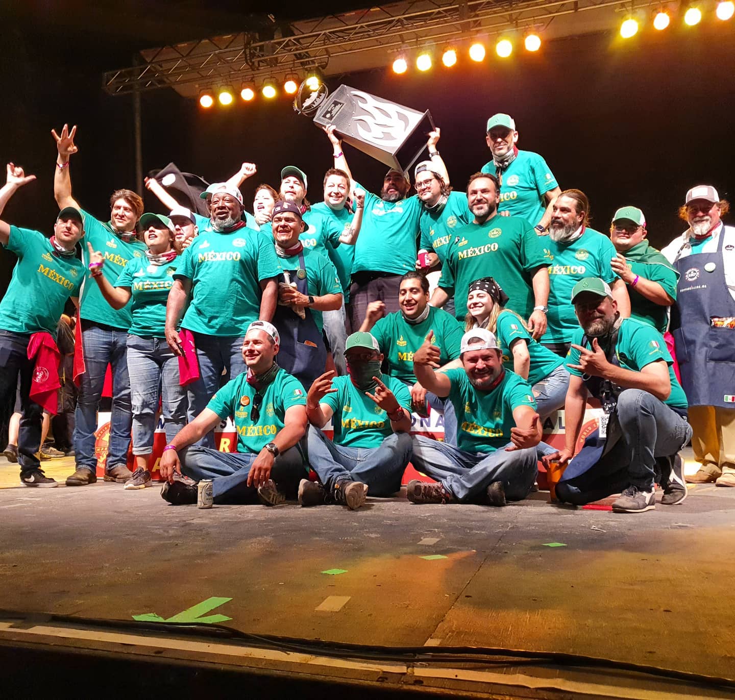 Mexicanos ganan segundo lugar en concurso mundial de parrilleros