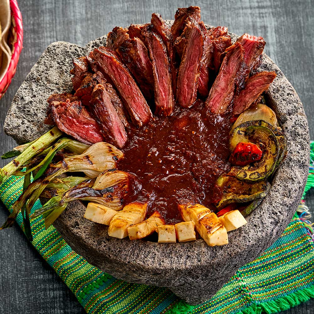 ¡Todo en uno! Molcajete de arrachera con vegetales y salsa borracha