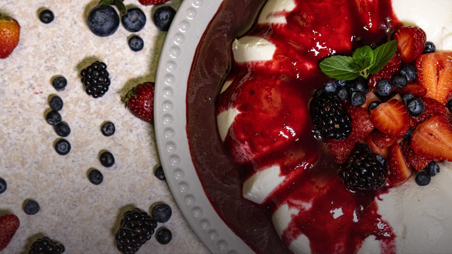 Mousse de yogurt con salsa de frutos rojos