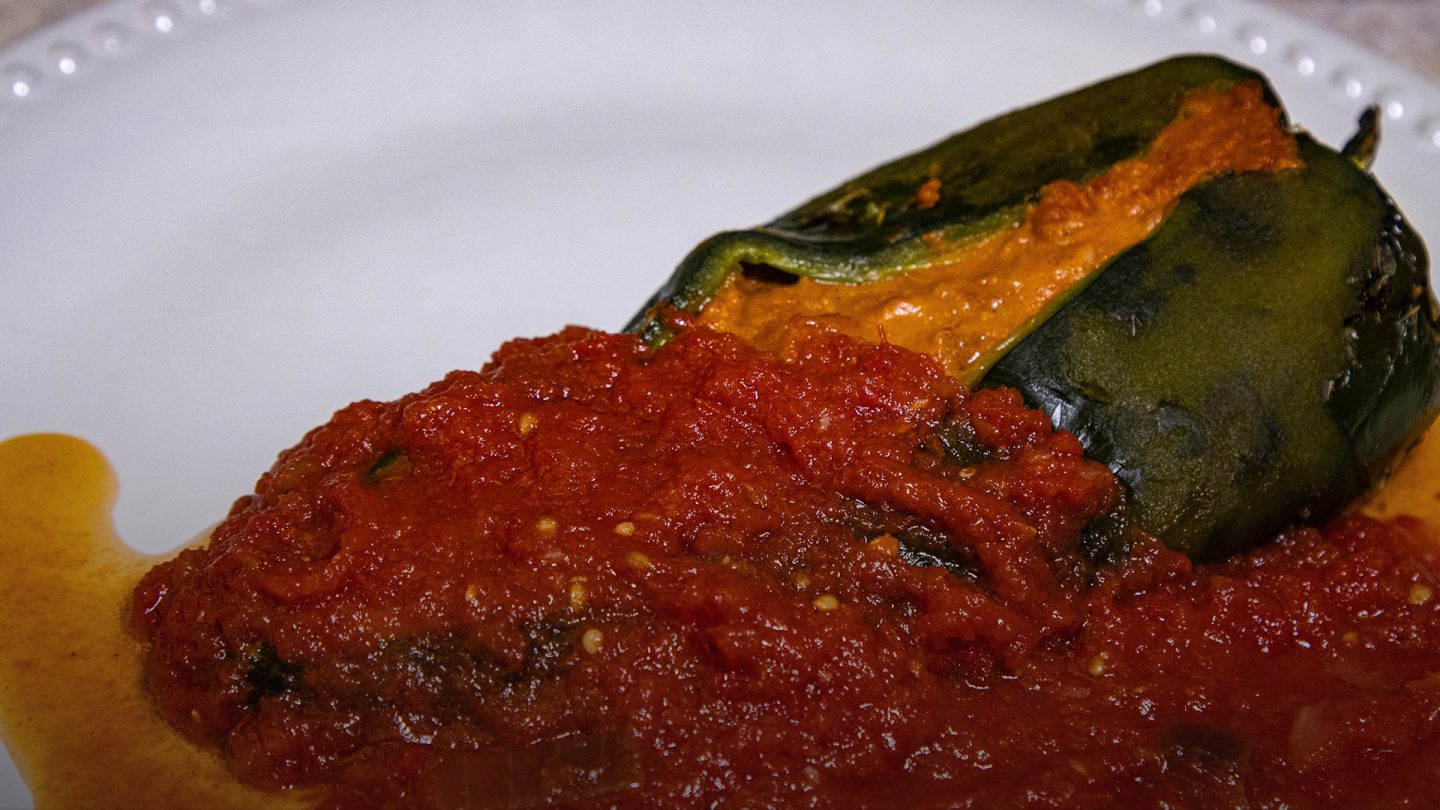 Receta: chiles rellenos de frijoles maneados y chorizo