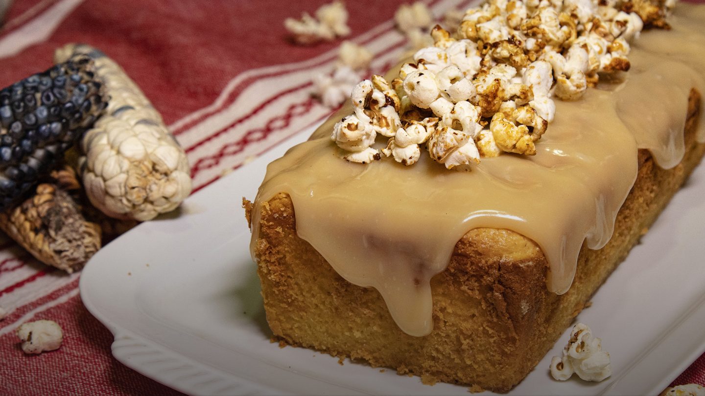 Pan de elote con caramelo y palomitas de maíz