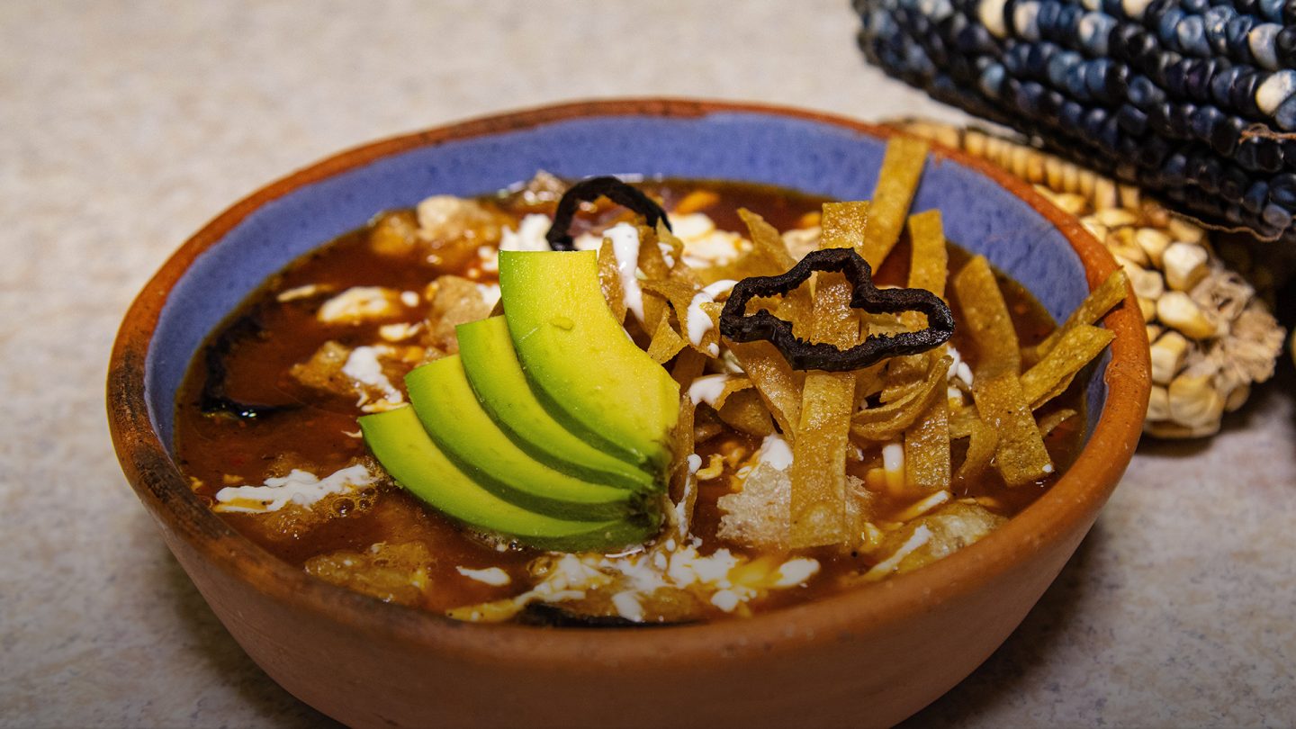 Receta para una sopa de tortilla apapachadora y deliciosa