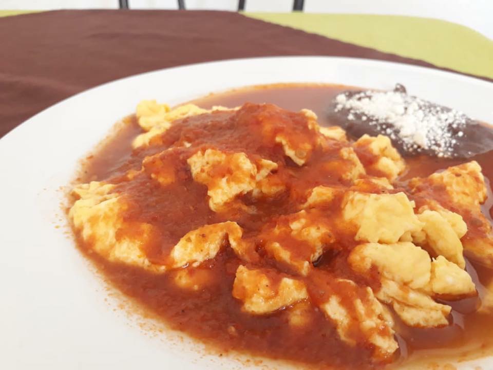 Receta de huevos al albañil: un desayuno de campeones