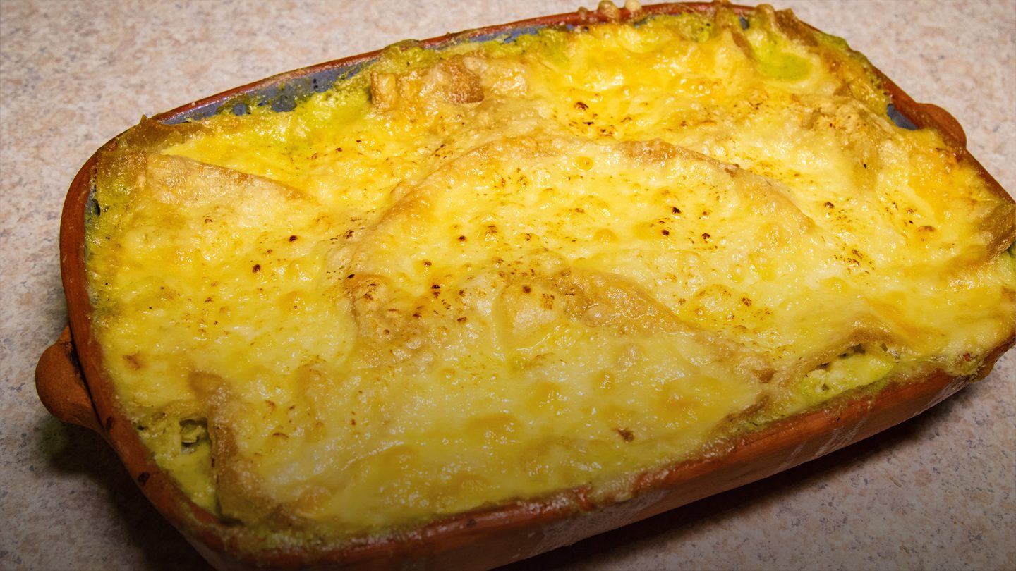 Receta para preparar pastel azteca con salsa de poblano