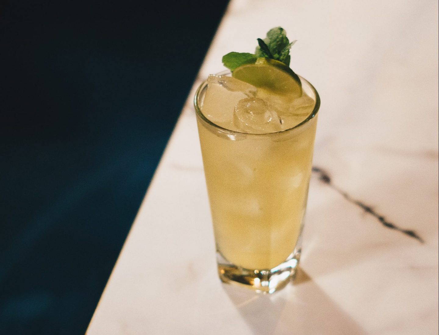 Pide un trago con causa y ayuda a un restaurante y su staff