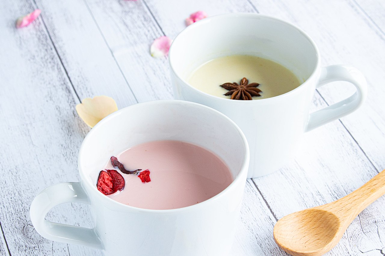 Cómo preparar moon milk, una bebida otoñal para dormir bien