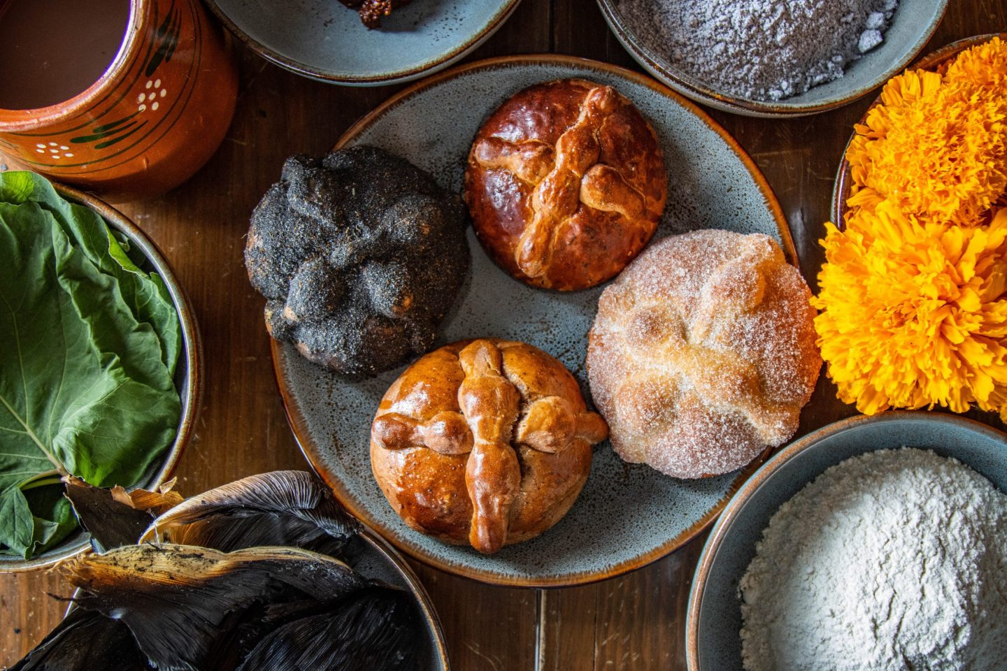 Mole, flores de cempasúchil y hoja santa: panes de muerto preparados con elementos de la ofrenda