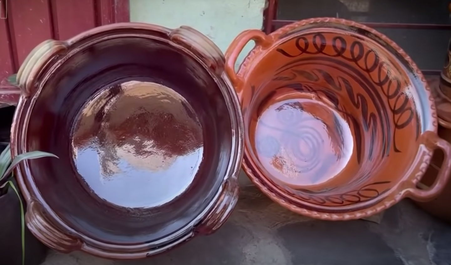 Tradición alfarera: las cazuelas moleras de 4 asas de Tlayacapan