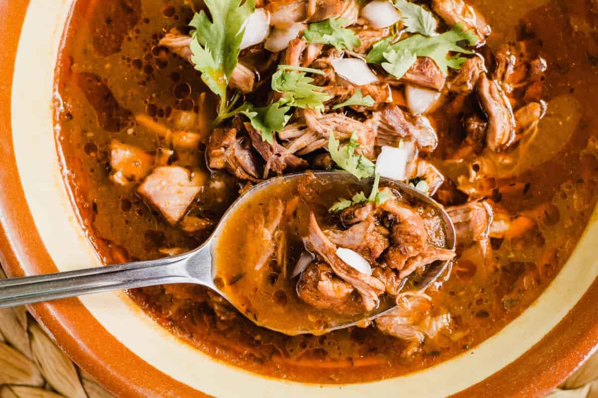 Te damos la receta mágica de birria de res y quesabirrias para que no te quedes crudo y sin ganas de vivir