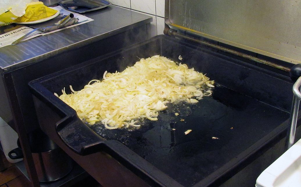 como quitar lo quemado a la plancha