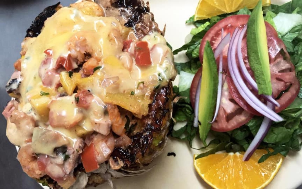 Piña rellena de camarones estilo Huatulco: del trópico a tu mesa