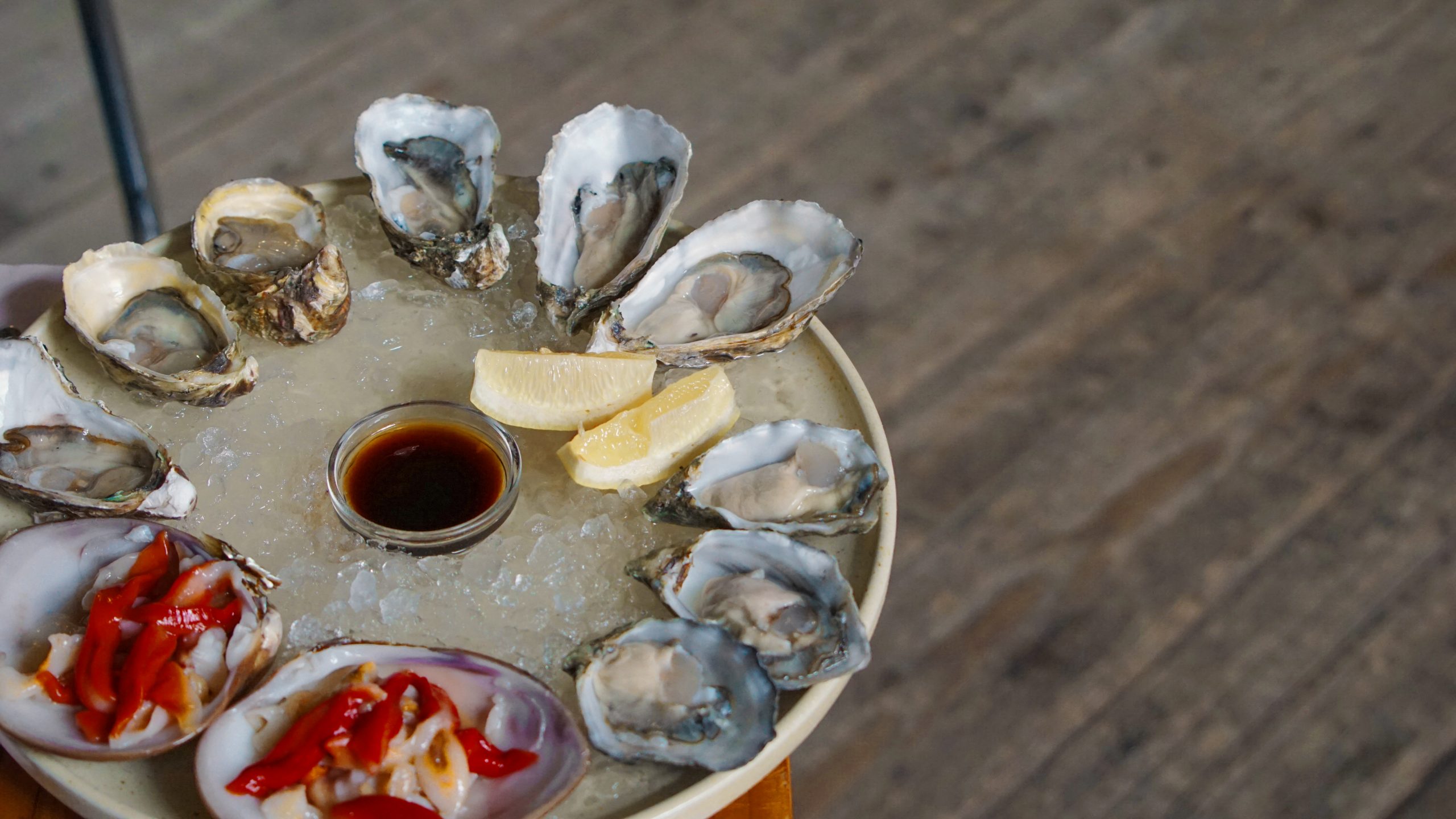 Ostiones y sake mexicano