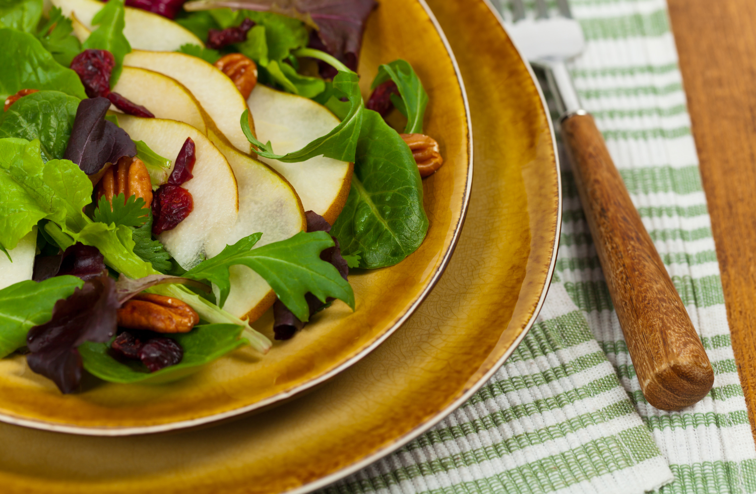 Receta de ensalada navideña con pera, nueces y arándanos