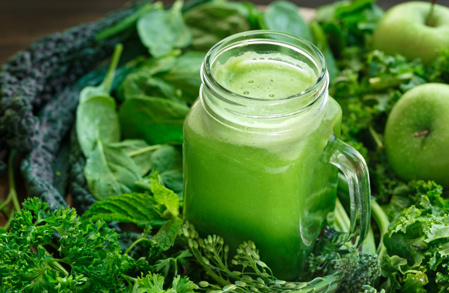 10 Beneficios de tomar jugo verde en las mañanas