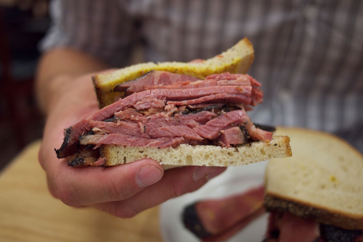Pastrami: qué es, cuál es su origen y cómo comerlo