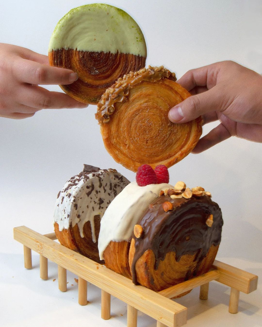 roulottes croissant o supreme croissant de diferentes coberturas, con chocolate, pistache y glaseado
