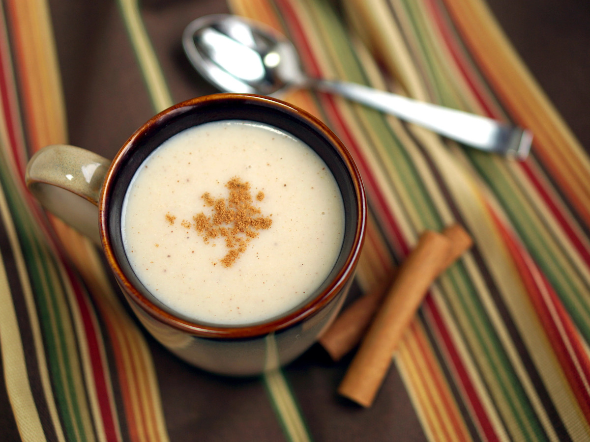 Cómo hacer atole de arroz con leche, calentito y cremoso