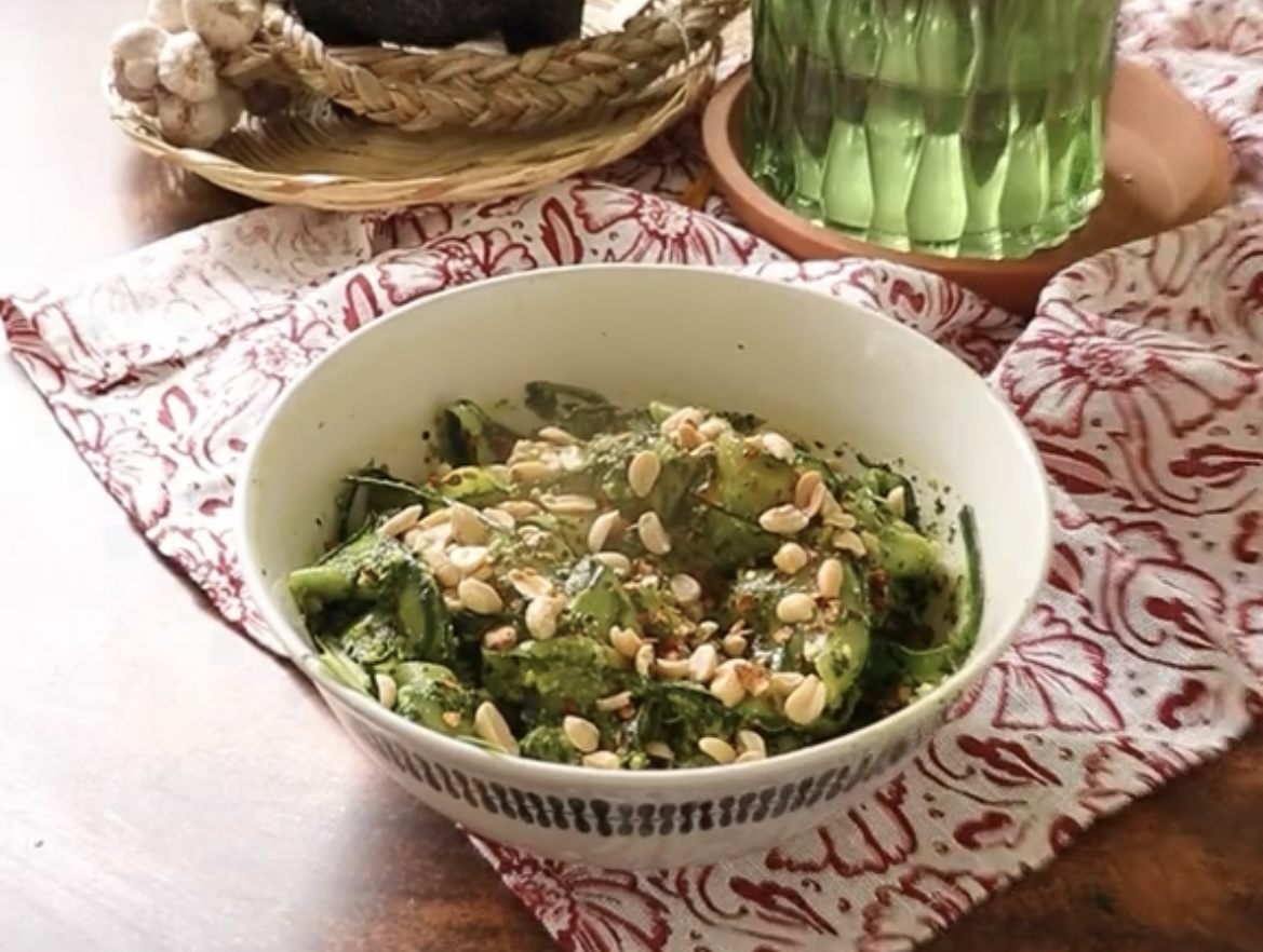 Ensalada de pepino y pesto de espinacas económica, para sobrevivir al final de quincena