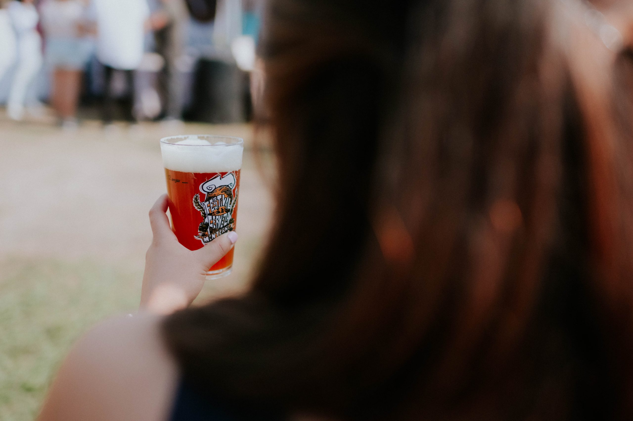 Vaso de cerveza artesanal en el Festival de la Cerveza Monterrey.