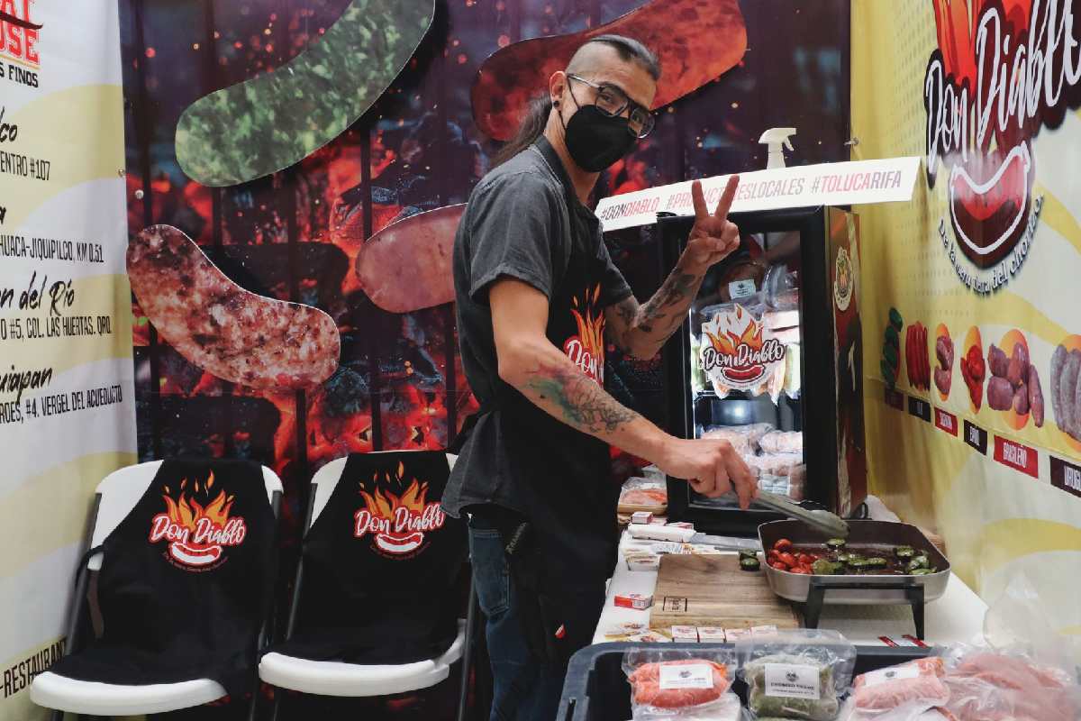 Expositor de chorizo dentro del Festival del chorizo y mezcal.