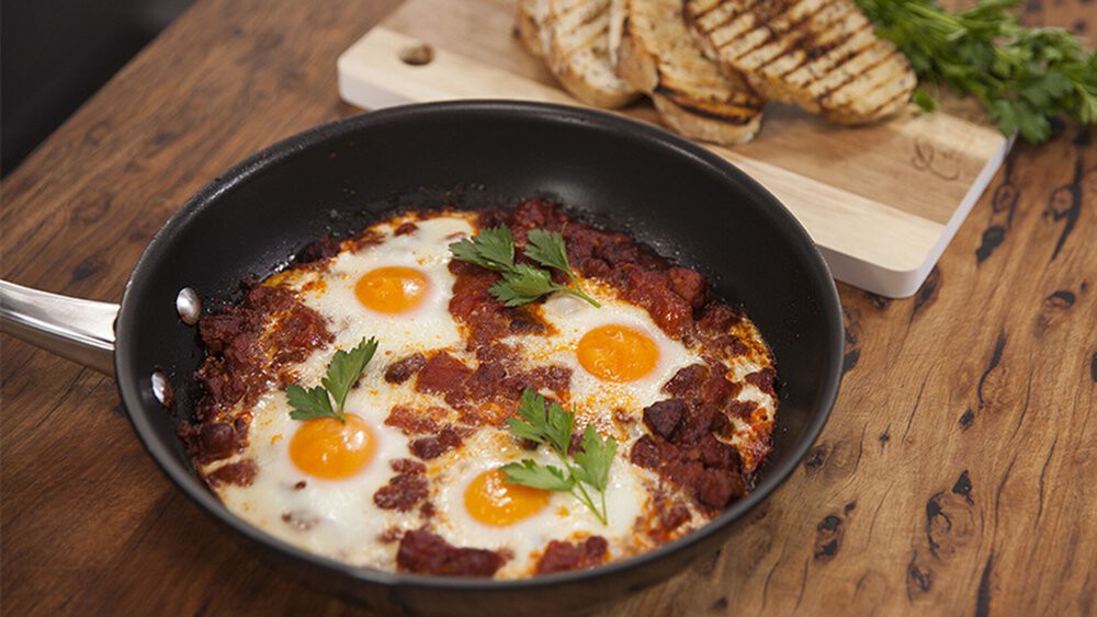 Huevos al plato con chorizo. Recetas con huevo para el desayuno
