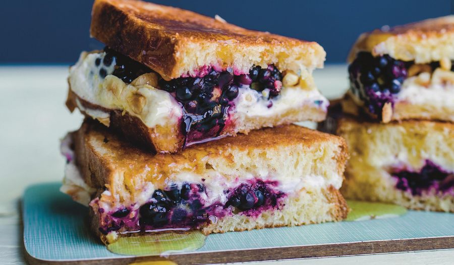 Emparedado de queso brie y mermelada de zarzamora. Sándwiches dulces con queso