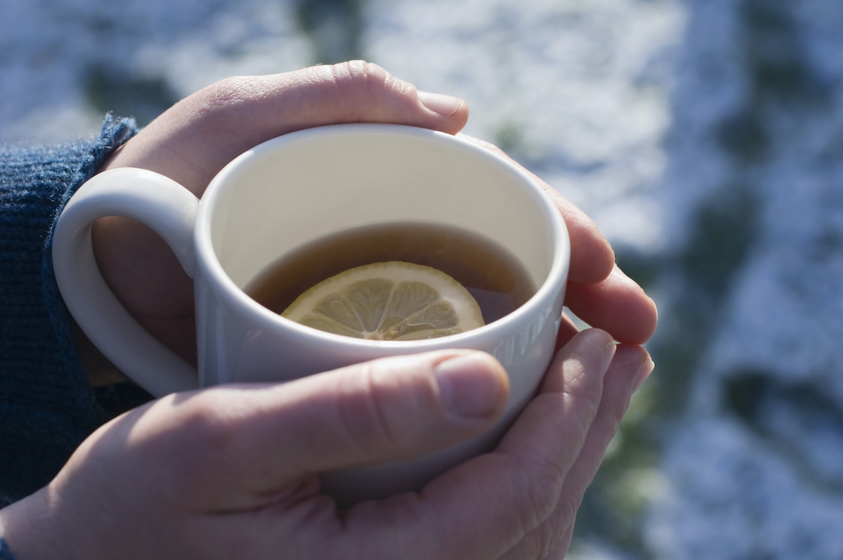 Té de limón con sal, un remedio para el malestar estomacal