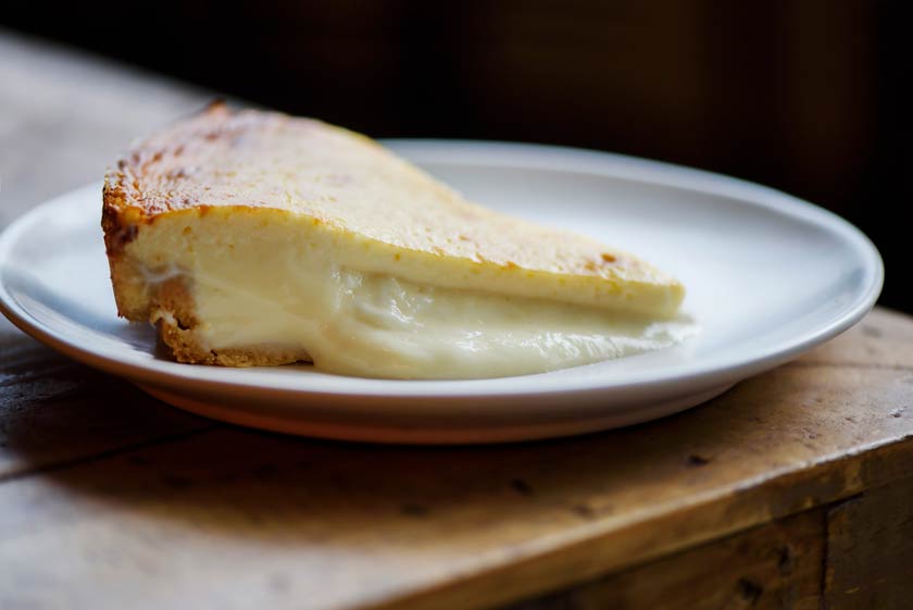 Tarta de queso cremoso estilo Fismuler con queso azul, idazábal y queso crema