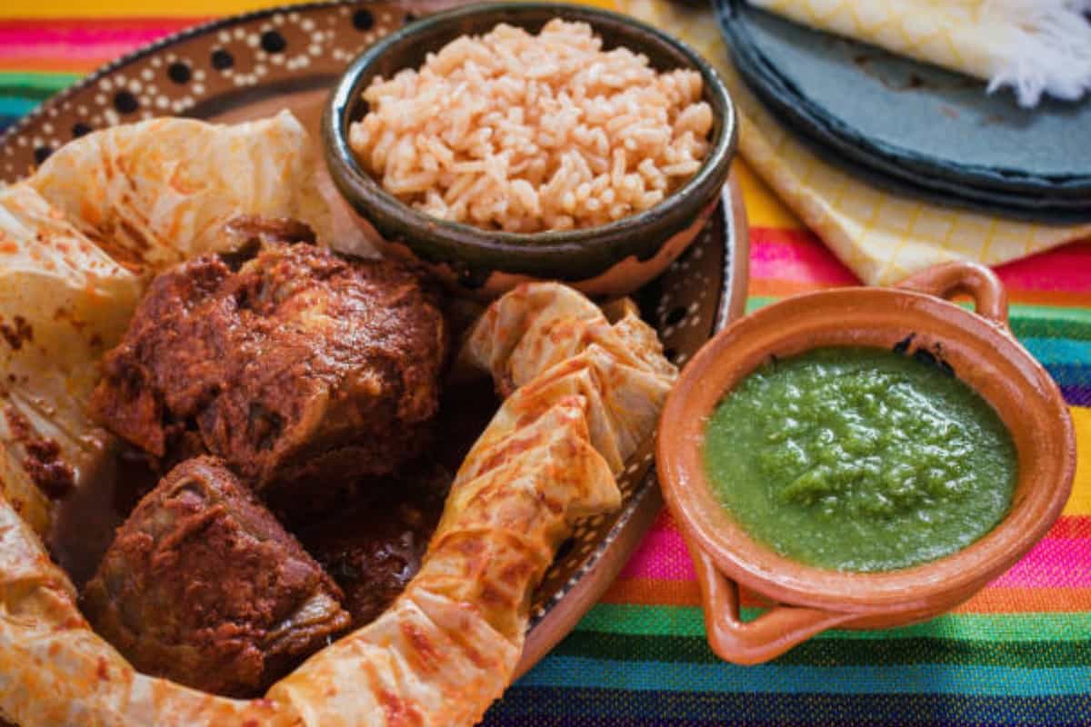 Cómo hacer mixiotes de pollo con nopales envueltos en papel aluminio o papel encerado