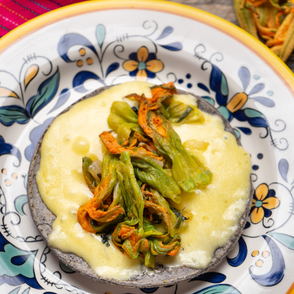 Alambre de flor de calabaza y setas. Receta Mexicana sin carne para celebrar las fiestas patrias