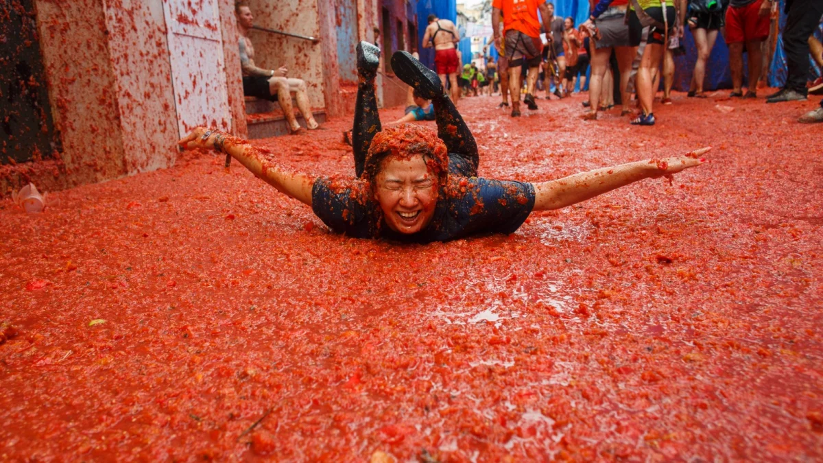 La Tomatina: la batalla de los tomates, es una fiesta celebrada en agosto