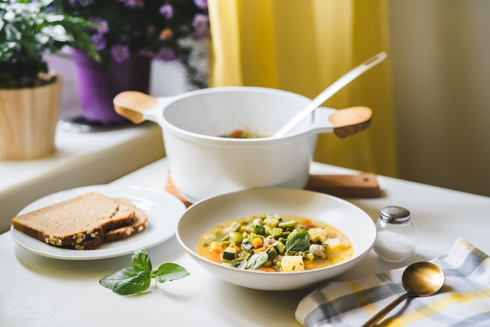 Sopa minestrone de verano: una sopa nutritiva (y repleta de verduras)