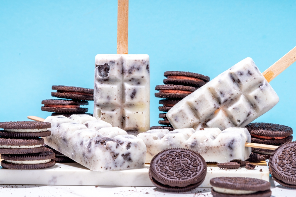Cómo hacer paletas heladas de galleta Oreo, como las de nuestra infancia