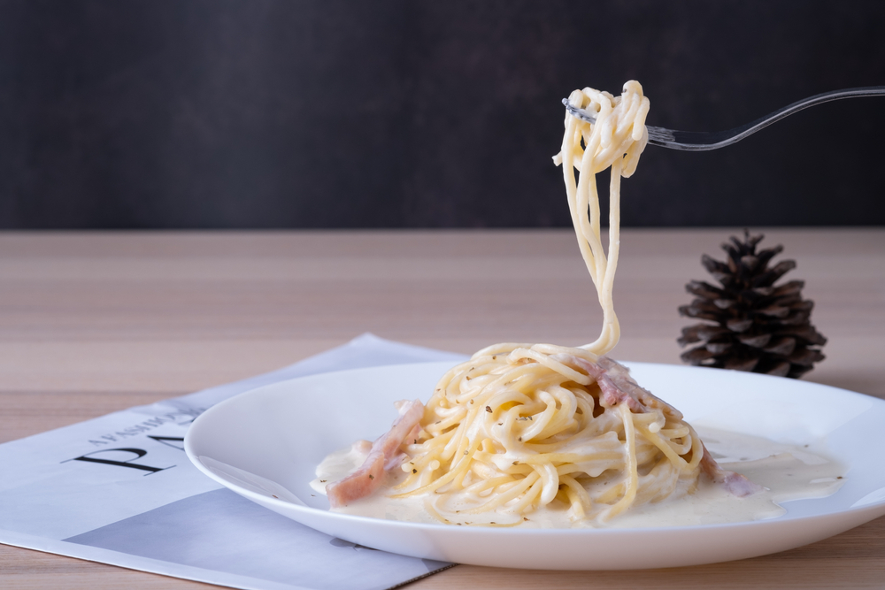 Cómo hacer espagueti blanco con jamón. La receta infalible para salvar cualquier comida