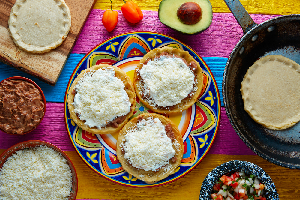 Cómo hacer sopes con masa casera, uno de los antojitos mexicanos más populares