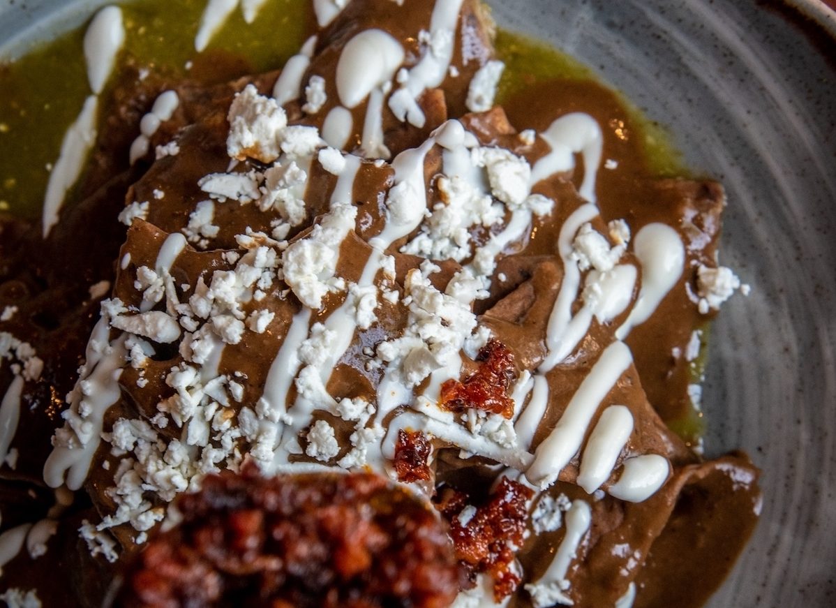 Cómo hacer &#8216;Chilaquiles petroleros&#8217;, o sea, chilaquiles de frijol para el desayuno
