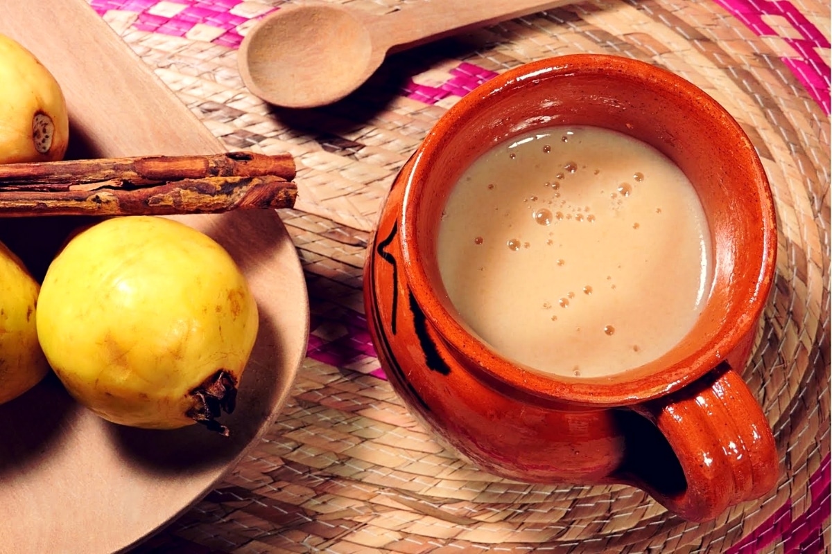 Cómo hacer atole de guayaba, calentito y bien especiado