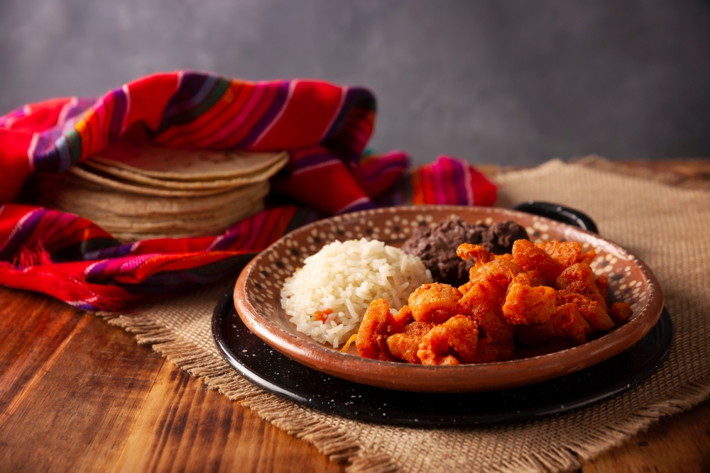 Cómo hacer chicharrón en salsa roja: receta indispensable para taquear