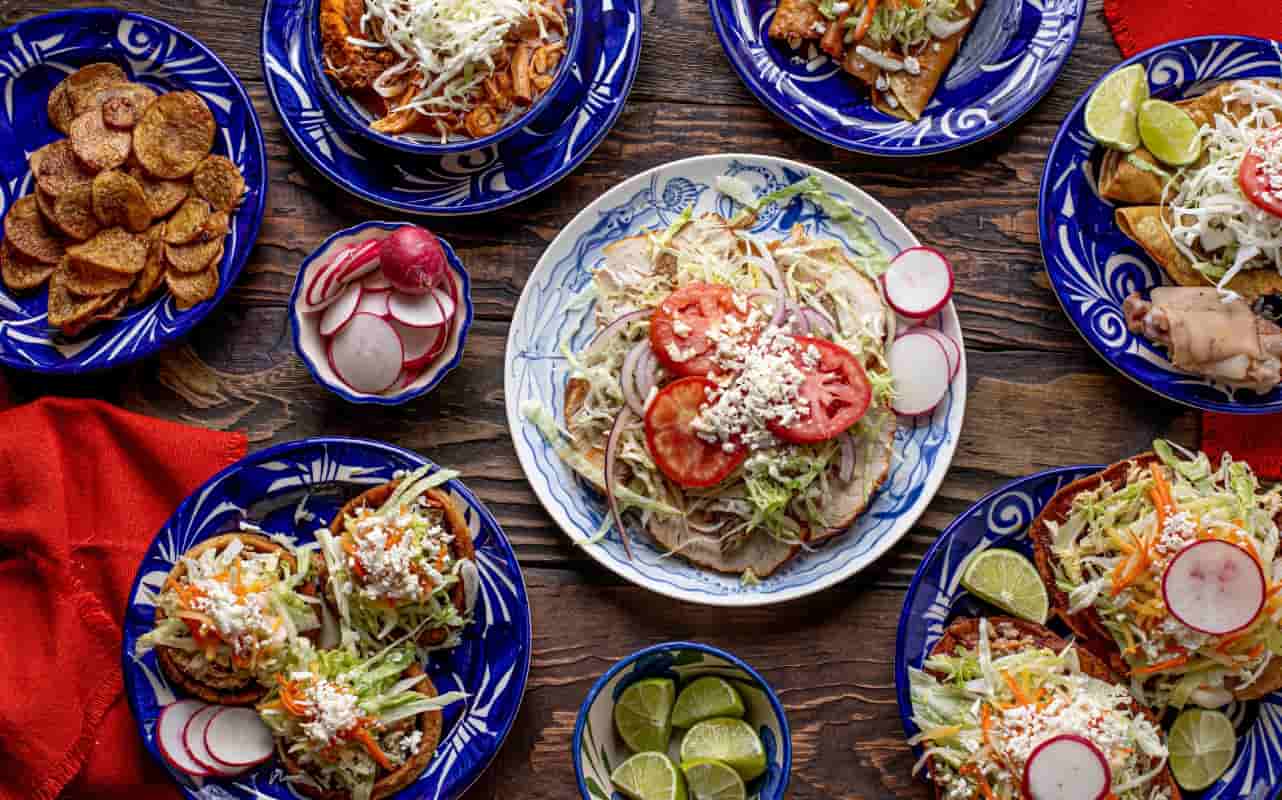7 Recetas de guisados para tostadas, los antojitos mexicanos perfectos para el 15 de septiembre