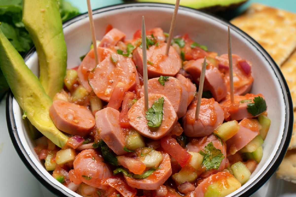 Cómo hacer salchichas a la mexicana (3 sencillas recetas)