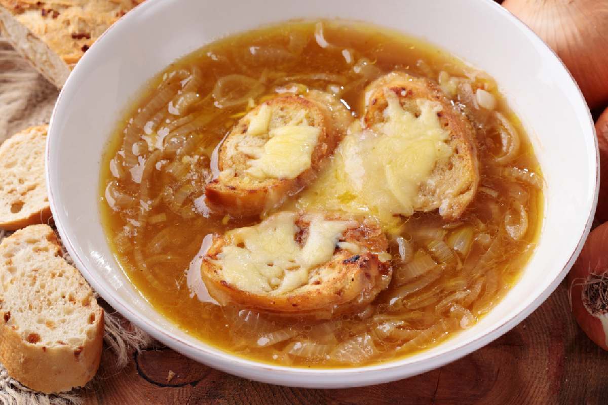 Sopa de cebolla, receta parísina super reconfortante